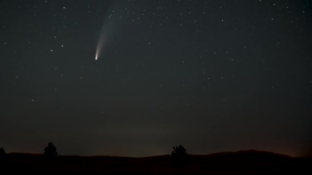 O cometa move-se através do céu noturno entre as estrelas — Vídeo de Stock