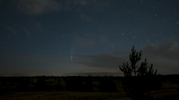 혜성은 밤하늘을 가로질러 별들 사이로 이동 한다 — 비디오