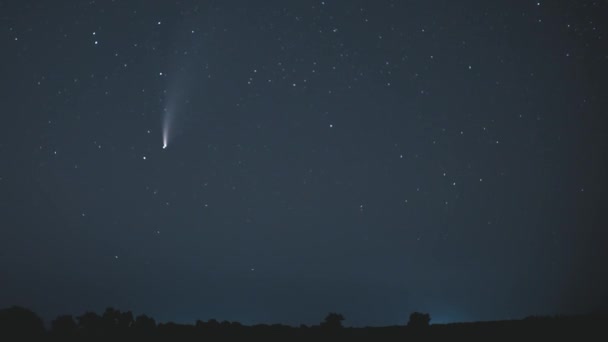 Комета рухається по нічному небу серед зірок — стокове відео