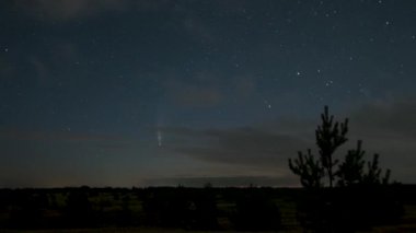 Kuyruklu yıldız yıldızların arasında gece gökyüzünde hareket eder.