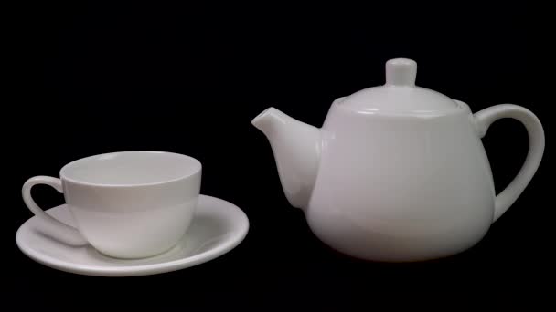 Чайник наливая чай в чашку — стоковое видео