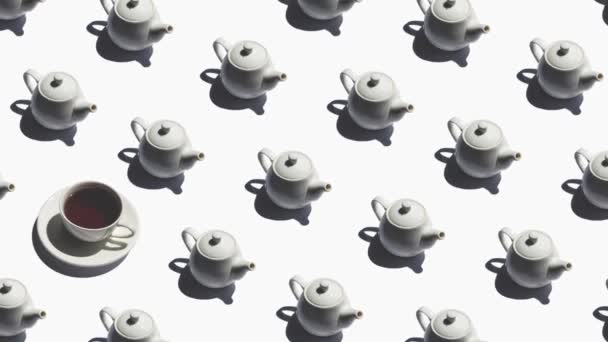 Patroon met eenzame kop thee en veel theepotjes geanimeerd op witte achtergrond — Stockvideo
