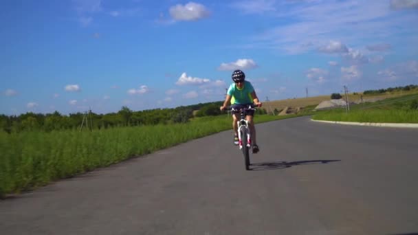 Rowerowa kobieta rowerzysta na rowerze — Wideo stockowe