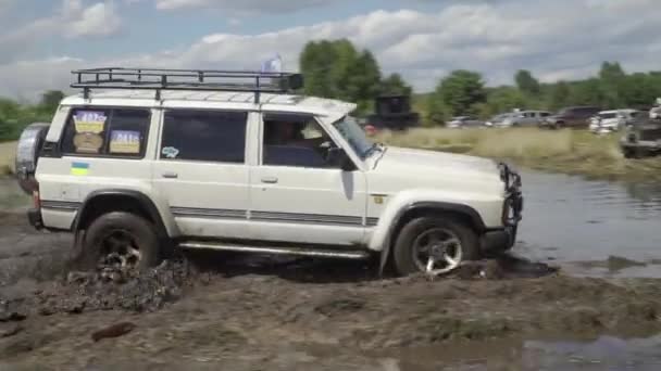 Festival terénních milenců. SUV řídí bažinu. Auta v bahně klouzají. — Stock video