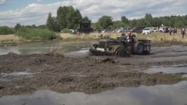 Festival des amateurs de tout-terrain. Les 4x4 conduisent le marais. Voitures dérapent dans la boue. — Video