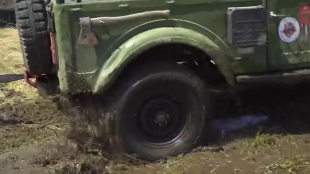 Festival des amateurs de tout-terrain. Les 4x4 conduisent le marais. Voitures dérapent dans la boue. — Video