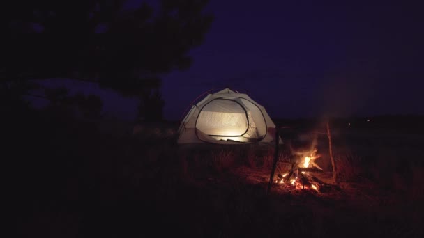 Ognisko przy pustym namiocie w nocy — Wideo stockowe