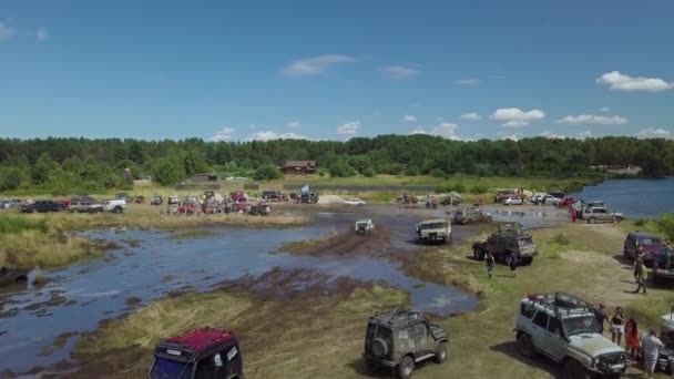 Festival des amateurs de tout-terrain. Les 4x4 conduisent le marais. Voitures dérapent dans la boue. — Video