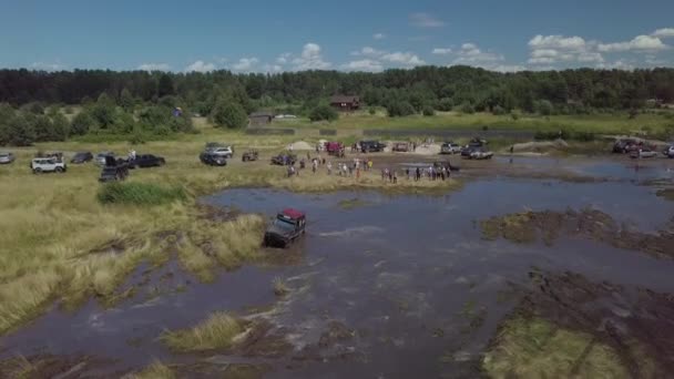 Festival van off-road liefhebbers. SUV 's rijden in het moeras. Auto 's slippen in de modder. — Stockvideo
