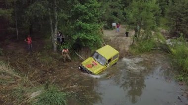 Off-road aşıkları festivali. Cipler bataklığı sürüyorlar. Arabalar çamurda kayar..