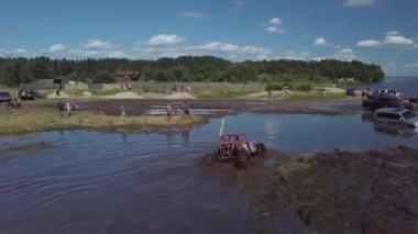 Off Road Free Fest. Cipler bataklığı sürüyorlar. Arabalar çamurda kayar..