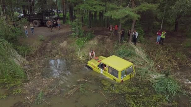 「无路佳节」越野车驶过沼泽地.汽车在泥里打滑. — 图库视频影像
