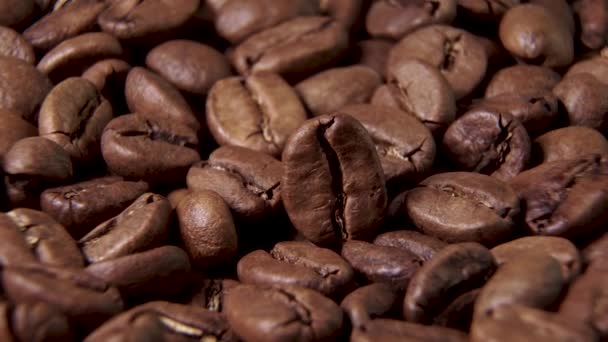 Rotación de deliciosos granos de café tostados — Vídeos de Stock