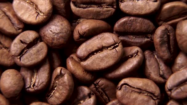 Rotación de deliciosos granos de café tostados — Vídeos de Stock