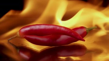 Kırmızı biberler alevler içinde yanıyor