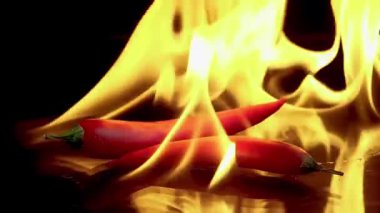 Kırmızı biberler alevler içinde yanıyor