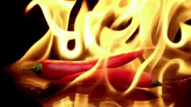 Kırmızı biberler alevler içinde yanıyor