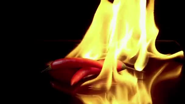 Hete rode chili pepers in vlammen branden — Stockvideo