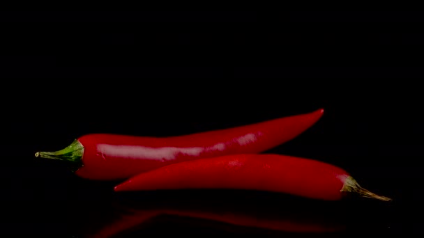 Горячий красный перец чили в огне — стоковое видео