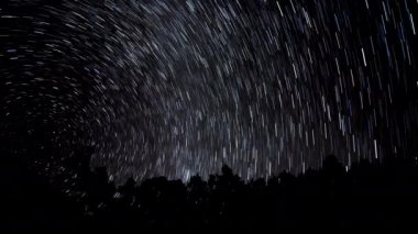 Gece gökyüzünde yıldız izleri