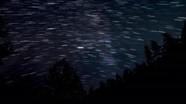 Gece gökyüzünde yıldız izleri