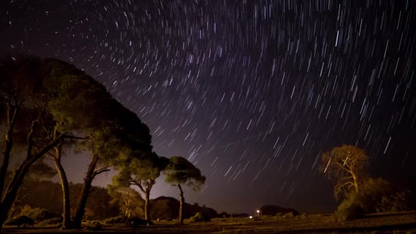 Senderos de estrellas en el cielo nocturno — Vídeos de Stock