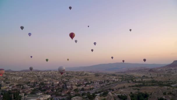 Vol en montgolfière tôt le matin en Cappadoce — Video