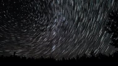 Gece gökyüzünde yıldız izleri