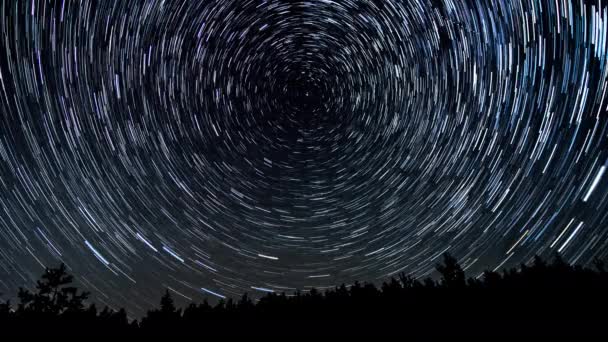 Sentieri stellari nel cielo notturno — Video Stock