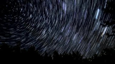 Gece gökyüzünde yıldız izleri