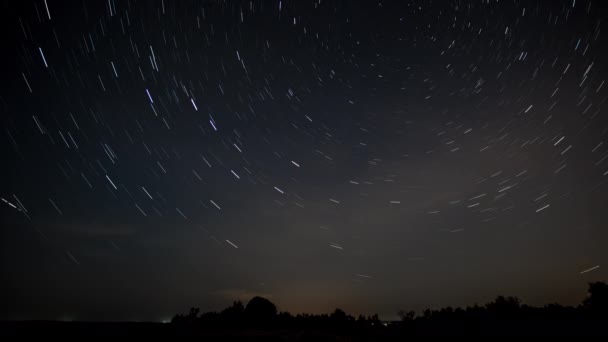 Stjärnspår på natthimlen — Stockvideo