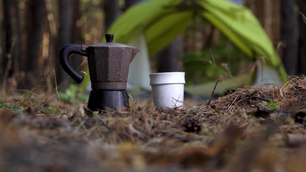 Туристы наливают ароматный кофе в кружку из кофеварки гейзера. — стоковое видео