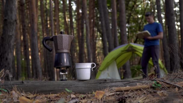 Aromatischer Kaffee wird in einer Geysir-Kaffeemaschine im Wald zubereitet — Stockvideo