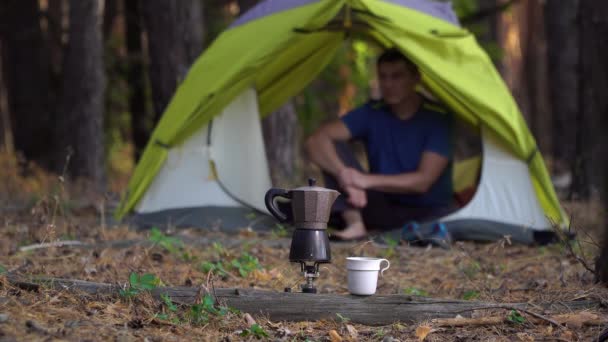 Aromatic coffee is prepared in a geyser coffee maker in forest — Stock Video