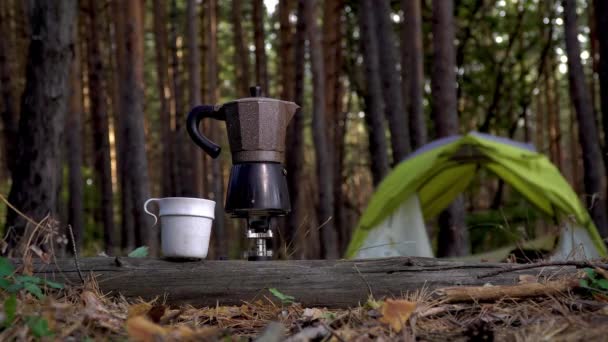 Ароматический кофе готовится в гейзере кофеварка в лесу — стоковое видео