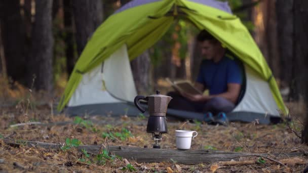 Aromatic coffee is prepared in a geyser coffee maker in forest — Stock Video