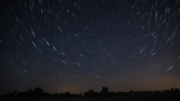 Sentieri stellari nel cielo notturno — Video Stock