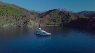 Denizde lüks bir yatın havadan görünüşü.