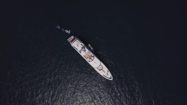 바다에서 호화 요트를 타고 있는 드론의 꼭대기 사진. — 비디오