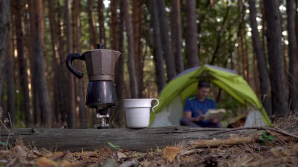 Ο αρωματικός καφές παρασκευάζεται σε μια καφετιέρα geyser στο δάσος — Αρχείο Βίντεο