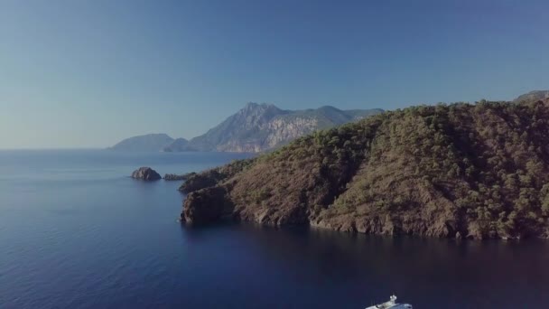 Légi kilátás a gyönyörű mediterrán tengerparton — Stock videók