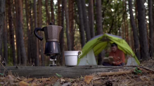 Aromatische koffie wordt bereid in een geiser koffiezetapparaat in het bos — Stockvideo