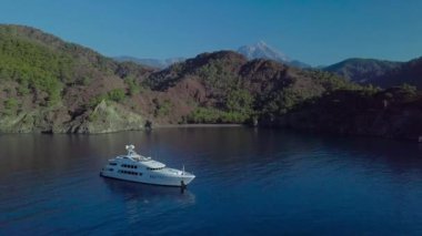 Denizde lüks bir yatın havadan görünüşü.