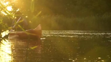 Kanodaki kovboy nehirde yüzer