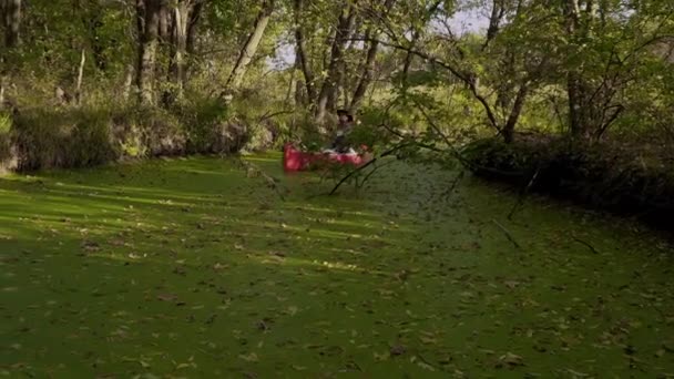 Kowboj w kajaku unosi się na rzece — Wideo stockowe