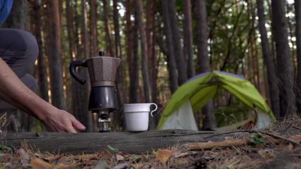 Tourist prepares fragrant coffee in a coffee maker in the morning — Stock Video