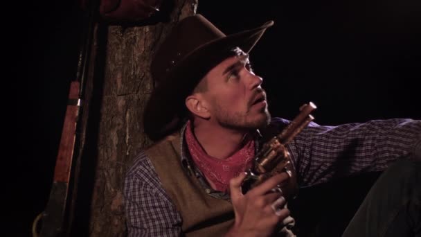 Cowboy met een pistool in het bos 's nachts — Stockvideo