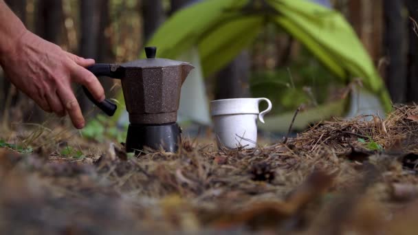 A mão turistas derrama café aromático em uma caneca de uma máquina de café geyser. — Vídeo de Stock