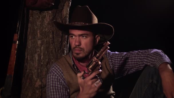 Cowboy met een pistool in het bos 's nachts — Stockvideo