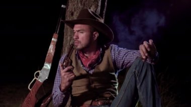 Gece vakti ormanda silahlı bir kovboy.